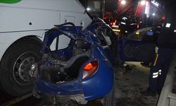 İzmir'de yolcu otobüsü ile otomobilin çarpıştığı kazada 1 kişi öldü, 3 kişi yaralandı
