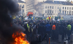 Belçika’da çiftçiler caddeleri ateşe verdi