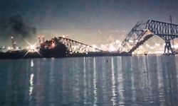 ABD'de büyük facia! Geminin çarptığı köprü yıkıldı-İzle