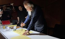 Sanatçı Ali Lei Gong ve Said Lei, Bursa'da Çin minyatürü performansı sergiledi
