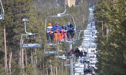 Sarıkamış Kayak Merkezi'nde ilkbaharda kayak keyfi sürüyor