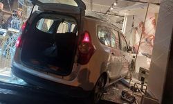 Zonguldak'ta kaza yapan araç dükkana girdi-İzle