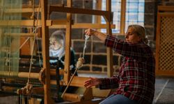Kadınlar ipek dokuma tezgahlarını 457 yıllık hamama kurdu