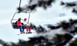 Sarıkamış Kayak Merkezi'nde turistler ilkbaharda kayak yapmanın keyfini çıkarıyor