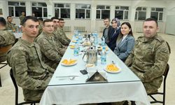 Afyonkarahisar Valisi Kübra Güran Yiğitbaşı Mehmetçikle iftar yaptı