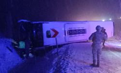 Bingölde yolcu otobüsü devrildi: 18 yaralı