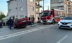 Sivas'ta trafik kazası: Park halindeki araca çarpan otomobil ters döndü