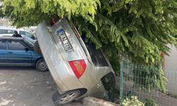 Karabük'te otomobil apartman bahçesine düştü! Sürücü yara almadan kurtuldu