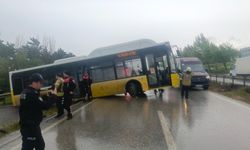 Büyükçekmece'de yağmurda kayan İETT otobüsü bariyerlere çarpı: Yaralı yok