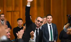 Erdal Beşikçioğlu seçim sonuçlarını ‘Erik Dalı’ ile kutladı