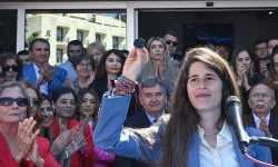 Teknik direktör Mustafa Denizli'nin kızı olan 33 yaşındaki Lal Denizli, Çeşme'nin ilk kadın belediye başkanı oldu.