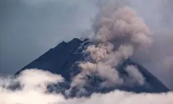 Volkanik patlama sonrası Endonezya'da yüksek seviye alarm verildi