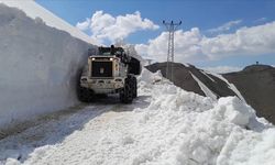 Hakkari'de kar kalınlığının 4 metreyi bulduğu üs bölgelerinin yolu açıldı