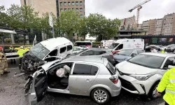 Beşiktaş'ta zincirleme trafik kazası: Karşı şeride geçerek, 2 otomobilin üzerinde asılı kaldı