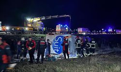 Niğde - Ankara Otoyolu'nda otobüs şarampole devrildi: 2 ölü, 40 yaral