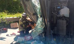 Bursa'da kaza sonucu devrilen tırın sürücüsü hayatını kaybetti