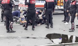 E-5'te motosikletli polisler ticari taksiye çarptı: 2 yaralı