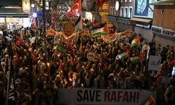 Ayasofya'dan Eminönü'ne Filistin için meşaleli yürüyüş gerçekleştirildi