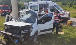Kocaeli'de elektrik direğine çarpan panelvandaki 1 kişi öldü, sürücü ağır yaralandı