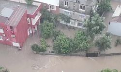 Adana’da yağmur nedeniyle yollar göle dönerken evler su altında kaldı