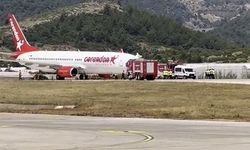 Antalya'da ön tekerleği patlayan uçak gövdesinin üzerine indi