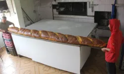 Böylesi görülmedi: 3 metre 80 santimetre uzunluğunda ekmek üretti