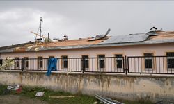 Görülmemiş fırtına : Çatılar uçtu elektrik kabloları koptu
