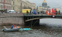 St.Petersburg'da bir otobüs köprüden düşerek sulara gömüldü
