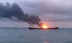 Husiler, Kızıldeniz’de iki gemiyi vurdu: Petrol tankerinde yangın çıktı