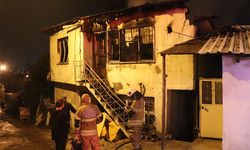 İzmir'de prizde unutulan şarj aleti evi yaktı-İzle