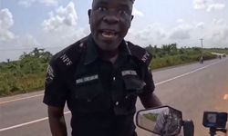 Hollandalı turistten rüşvet isteyen Nijeryalı polisler törenle meslekten atıldı-İzle