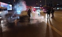 Kadıköy'de otomobil yanarak küle döndü-İzle
