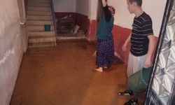 Giresun'da sağanak yağış nedeniyle bir ev yan yattı