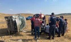 Mardin'de devrilen otomobildeki 2 kişi yaralandı