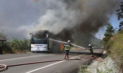 Seyir halindeki yolcu otobüsü yangın sonucu kullanılamaz hale geldi