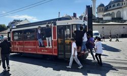 Beyoğlu’nda nostaljik tramvaydaki tehlikeli yolculuk