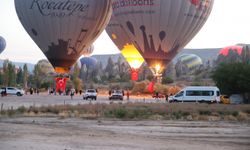 Kapadokya'da balonlar 30 Ağustos Zafer Bayramı dolayısıyla Türk bayraklarıyla uçtu