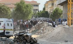 Adana Yüreğir'de feci iş kazası: Kule vinçten düşen inşaat malzemelerinin altında kalan 2 işçi öldü