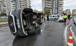 Diyarbakır'da otomobil ile yolcu minibüsü çarpıştı: 1'i bebek 9 yaralı