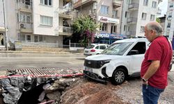 İzmir’i sağanak yağış vurdu: 1 araç göçen yolun içine düştü