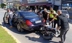 Manavgat'ta motosiklet başka bir araca yol vermek için duran otomobilin altına girdi