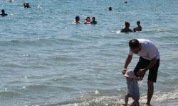 Mersin sahillerinde tatil keyfi sürüyor