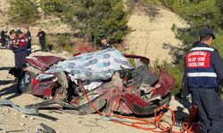 Burdur'da feci kaza: Çimento tankeriyle 3 otomobilin karıştığı kazada 3 kişi öldü 5 kişi yaralandı