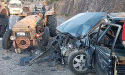 Dursunbey'de traktör ile otomobil kaza yaptı: 2 ölü