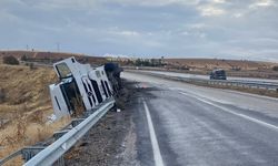 Gölbaşı'nda tır kayganlaşan yolda devrildi