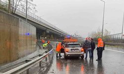 Kağıthane’de sağanak yağış nedeniyle bir kadın sürücü mahsur kaldı