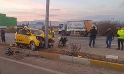 Konya’da taksi direğe çarptı: 3 yaralı