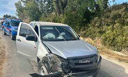 Manavgat’ta kamyonet ile otomobil çarpıştı: 3 yaralı