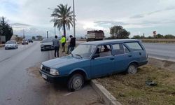 Manavgat'ta seyir halindeyken lastiği patlayan Tofaş kanalı aşıp refüje uçtu