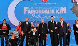 MHP lideri Bahçeli, engelli bireylerin anne ve babasının elini öptü